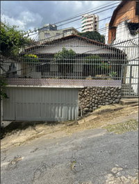 Casa residencial com 3 pavimentos, 5 quartos e piscina em BH