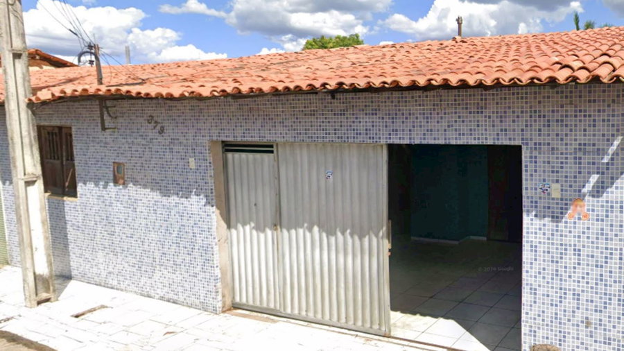 Casa ocupada com 1 quarto em terreno de 200 m²