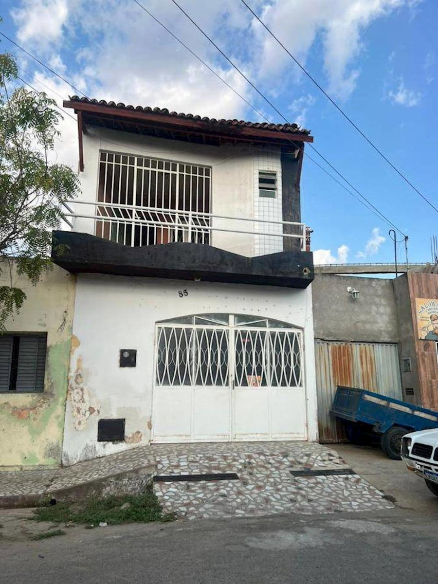 Casa padrão com 3 quartos, 1 banheiro, 1 vaga, área construída 77m²