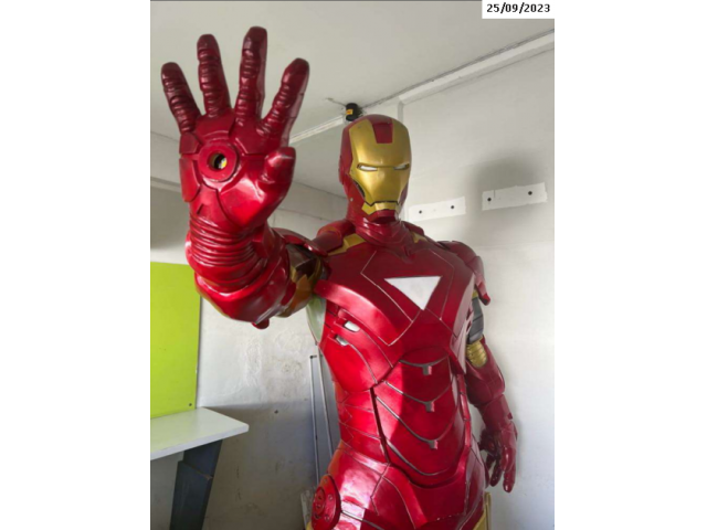 Escultura Homem de Ferro 1,83m com leds em base de madeira