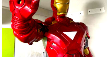 Escultura Homem de Ferro 1,83m com leds em base de madeira