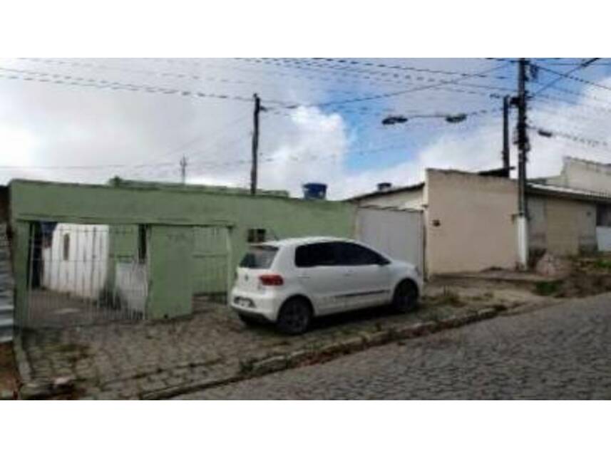Casa com 1 vaga de garagem, 225m² de terreno e 120m² construída