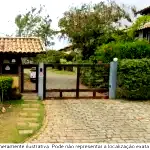 Casa com 3 quartos, 2 banheiros, 1 vaga, área construída ampla e desocupada