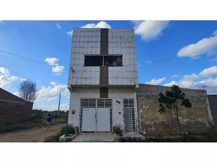 Casa ocupada com 176m² construídos em Santa Cruz do Capibaribe