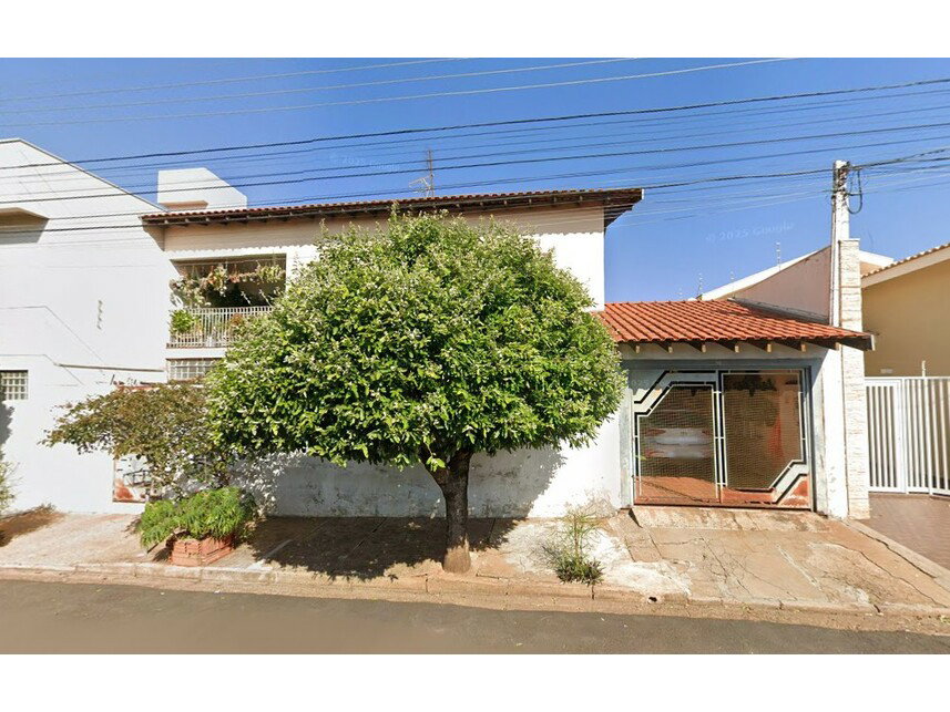 Casa ocupada com 195,60m² construídos
