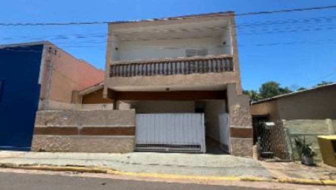 Casa Desocupada com 4 Quartos e 3 Banheiros em Tupã