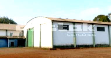 Imóvel Comercial com 3 barracões e prédio residencial, 2 banheiros