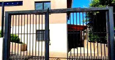 Casa com 3 quartos, 2 banheiros e 2 vagas, 172m² construída