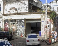 Prédio comercial com 3 pavimentos, 135m²