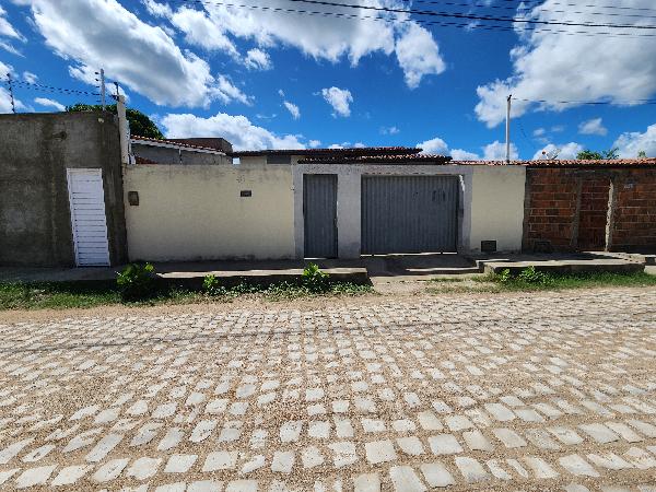 Casa 2 quartos, 2 banheiros, 83,74m² construída, desocupada