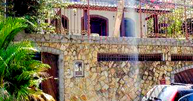 Casa ocupada com 1 vaga e 278m² de área construída