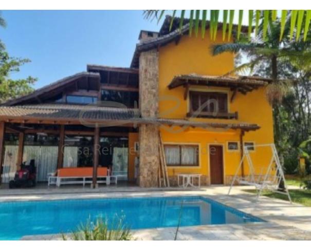 Casa de Alto Padrão com 4+ Quartos e 3+ Vagas - Ocupada