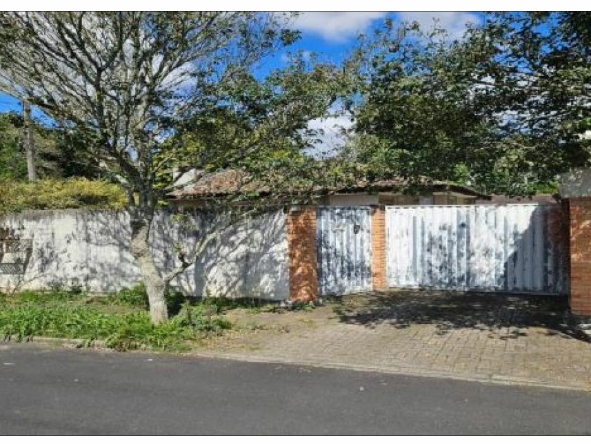 Casa espaçosa com 694,44m² de terreno e 155m² construída