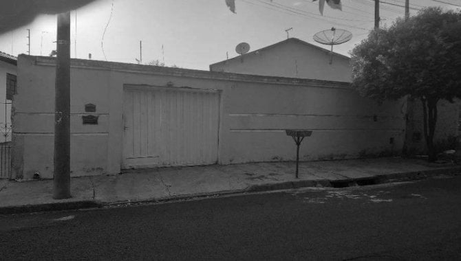 Casa Padrão com 2 Vagas de Garagem em Matão
