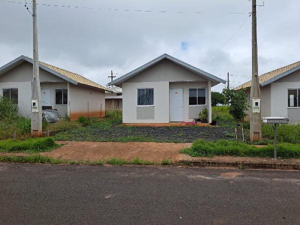 Casa com 2 quartos, 1 banheiro e área de serviço