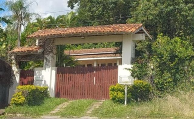 Casa com 5 dormitórios, 2 banheiros, sala, cozinha e copa em terreno de 4.000m²