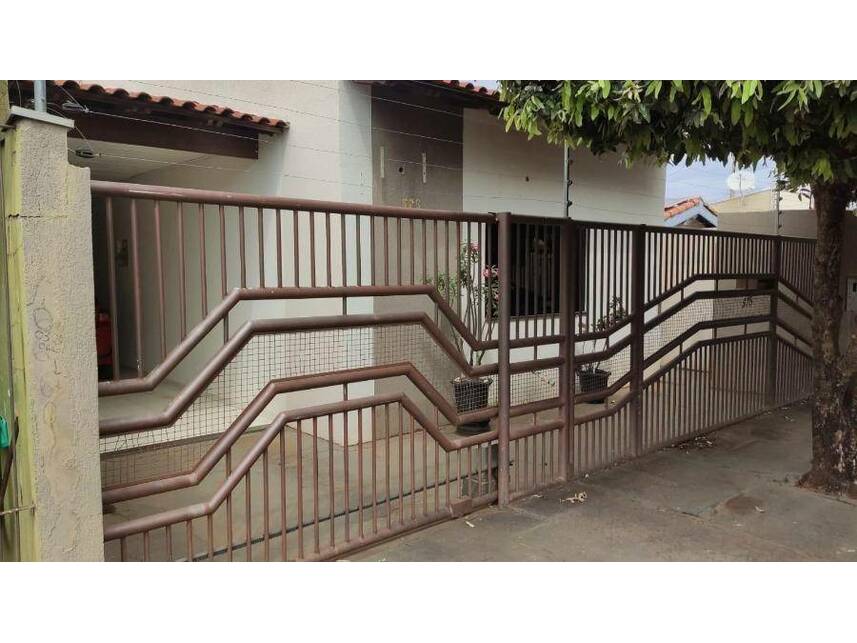 Casa Ocupada com 2 Vagas em Jardim Belo Horizonte