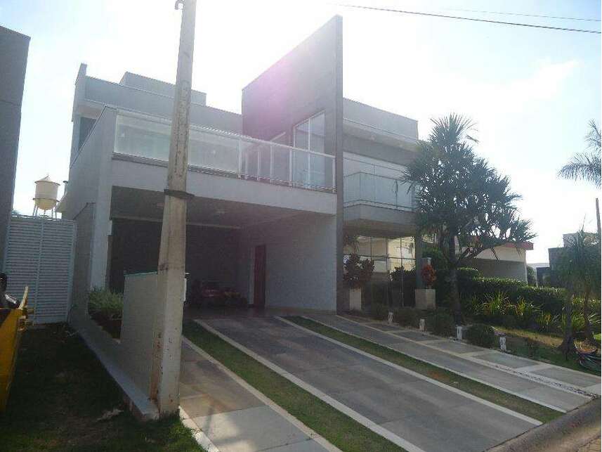 Casa com 3 quartos, 387,66m² construída, ocupada