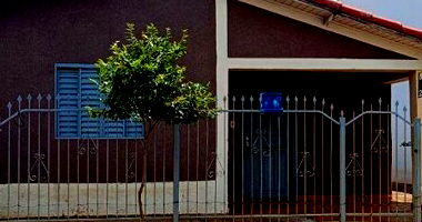 Casa com 264m² de terreno, ocupada, em leilão