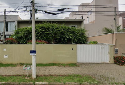 Sobrado com 5 quartos e 300m² em área nobre