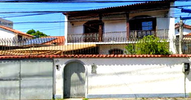 Casa com 2 pavimentos e dependência nos fundos