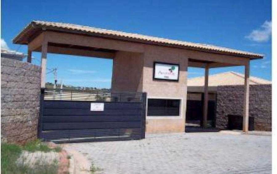 Casa padrão desocupada com 3 quartos, 2 banheiros e 1 vaga