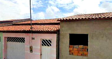 Casa com 2 quartos, banheiro, área de serviço e 1 vaga