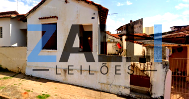 Duas casas residenciais com 7 e 4 cômodos em terreno de 215m²