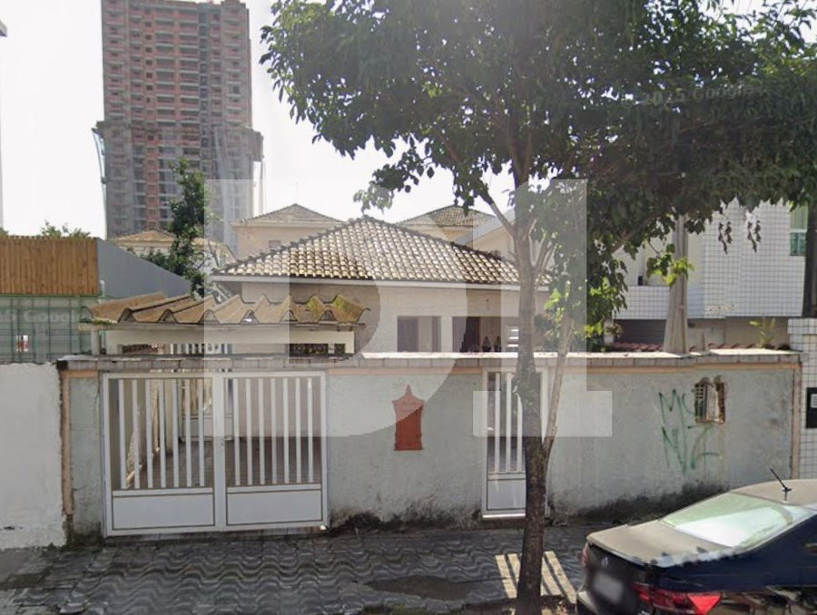 Casa com 334,80 m² de terreno, ocupada, em leilão judicial