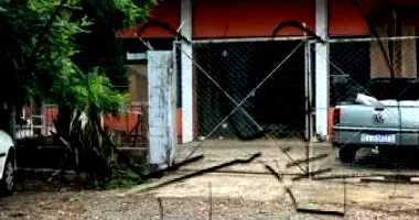 Dois prédios comerciais e residência em terreno de 1.895m²