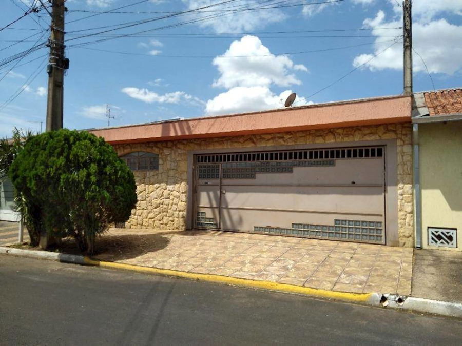 Casa padrão com 2 quartos, 2 banheiros, 1 vaga, área construída 149,2m²