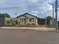 Casa em alvenaria com 900m², 3 quartos, 2 banheiros, desocupada