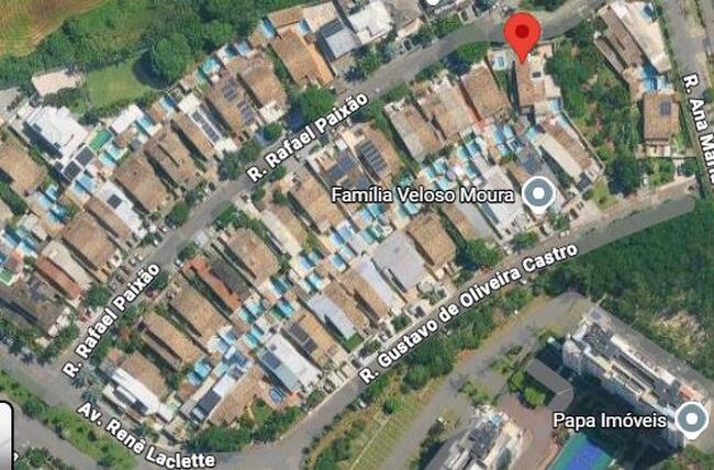 Casa com 3 quartos e 2 banheiros, área construída de 120m², desocupada