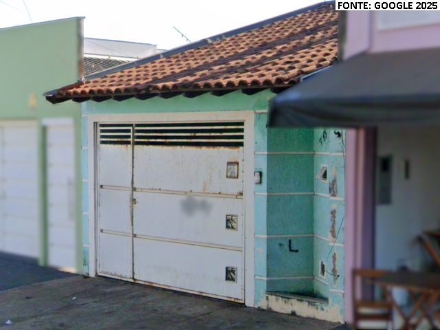 Casa com 81,20m² e terreno de 135m², em mal estado de conservação
