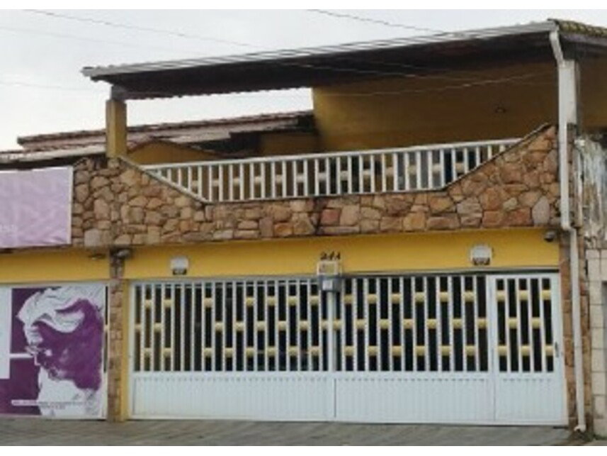 Casa em Leilão com 175m² Construída e 180m² de Terreno