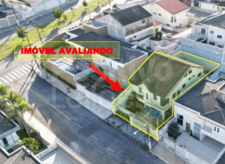 Casa em Condomínio com 3 Quartos e 355m² de Área Construída