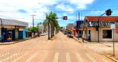 Casa e sala comercial em terreno de 216m²