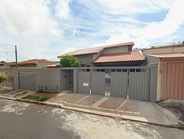 Casa com 369m² de Terreno e 200m² Construída no Jardim Schmidt