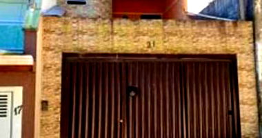 Sobrado com 3 quartos, 2 banheiros, 199m² construídos, desocupado