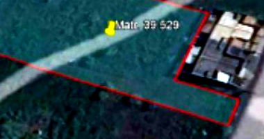 Terreno Urbano Desocupado com 2.639m², formato irregular e declive