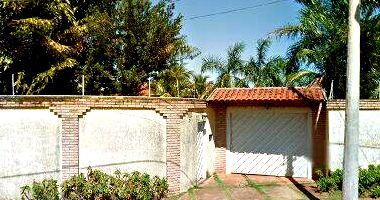 Espaçoso Terreno com Residência de 112m² e Área Total de 1000m²