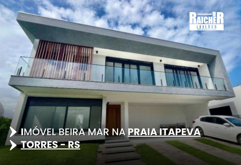 Sobrado na beira mar com 4 suítes e piscina em Torres/RS