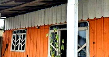 Residência de madeira em bom estado com área total de 267m²