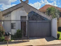 Casa desocupada com 338m² de área total