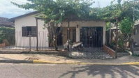 Casa 4 quartos, 2 banheiros, 308m² terreno, 77m² construída, ocupada