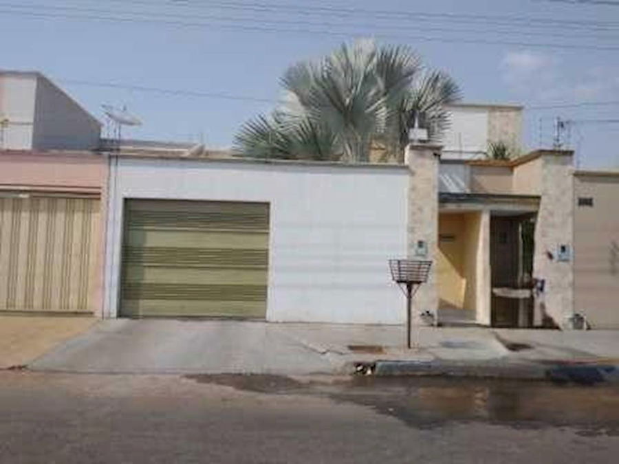 Casa padrão com 3 quartos, 2 banheiros, 1 vaga, 129,9m² construída