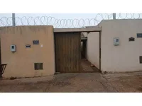 Casa desocupada com 1 vaga de garagem e 68m² construídos