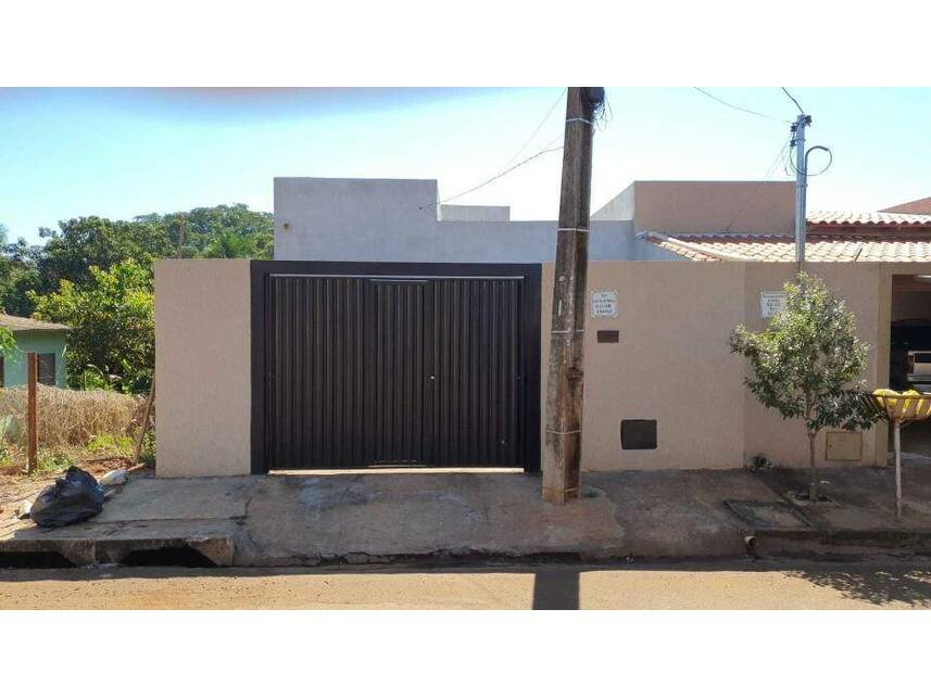 Casa padrão ocupada com 80m² construída e 170m² de terreno