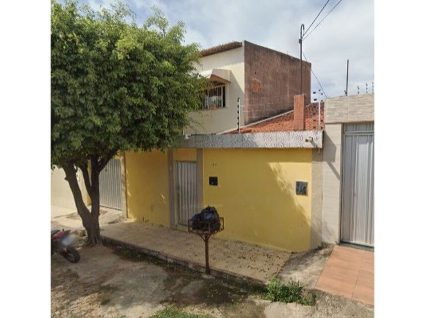 Casa com 198,75m² construída em terreno de 214m², imóvel ocupado