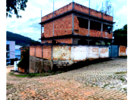 Sobrado em Esquina com Garagem e Parte Superior Inacabada